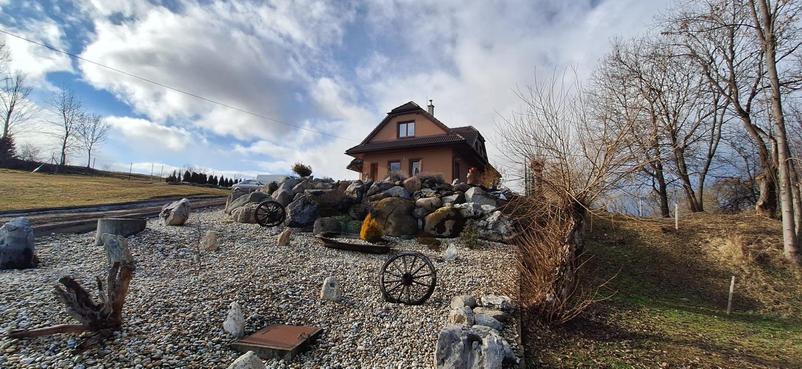 MODERNÝ DOM NA KOPCI S VÝHĽADMI A SÚKROMÍM – SKLENÉ