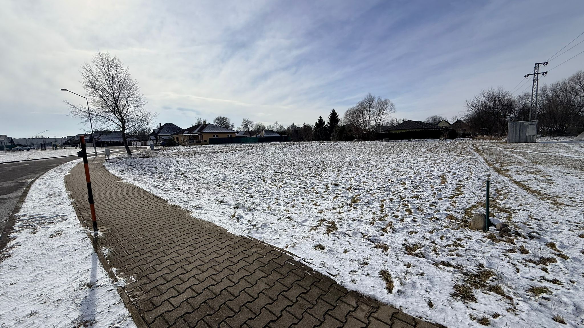 NA PREDAJ STAVEBNÝ POZEMOK S VYVÁŽENÝM POMEROM CENY, POLOHY A MOŽNOSTÍ VYUŽITIA V TURČIANSKYCH TEPLICIACH