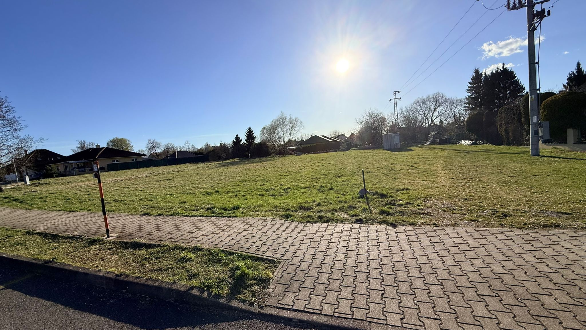 NA PREDAJ STAVEBNÝ POZEMOK S VYVÁŽENÝM POMEROM CENY, POLOHY A MOŽNOSTÍ VYUŽITIA V TURČIANSKYCH TEPLICIACH