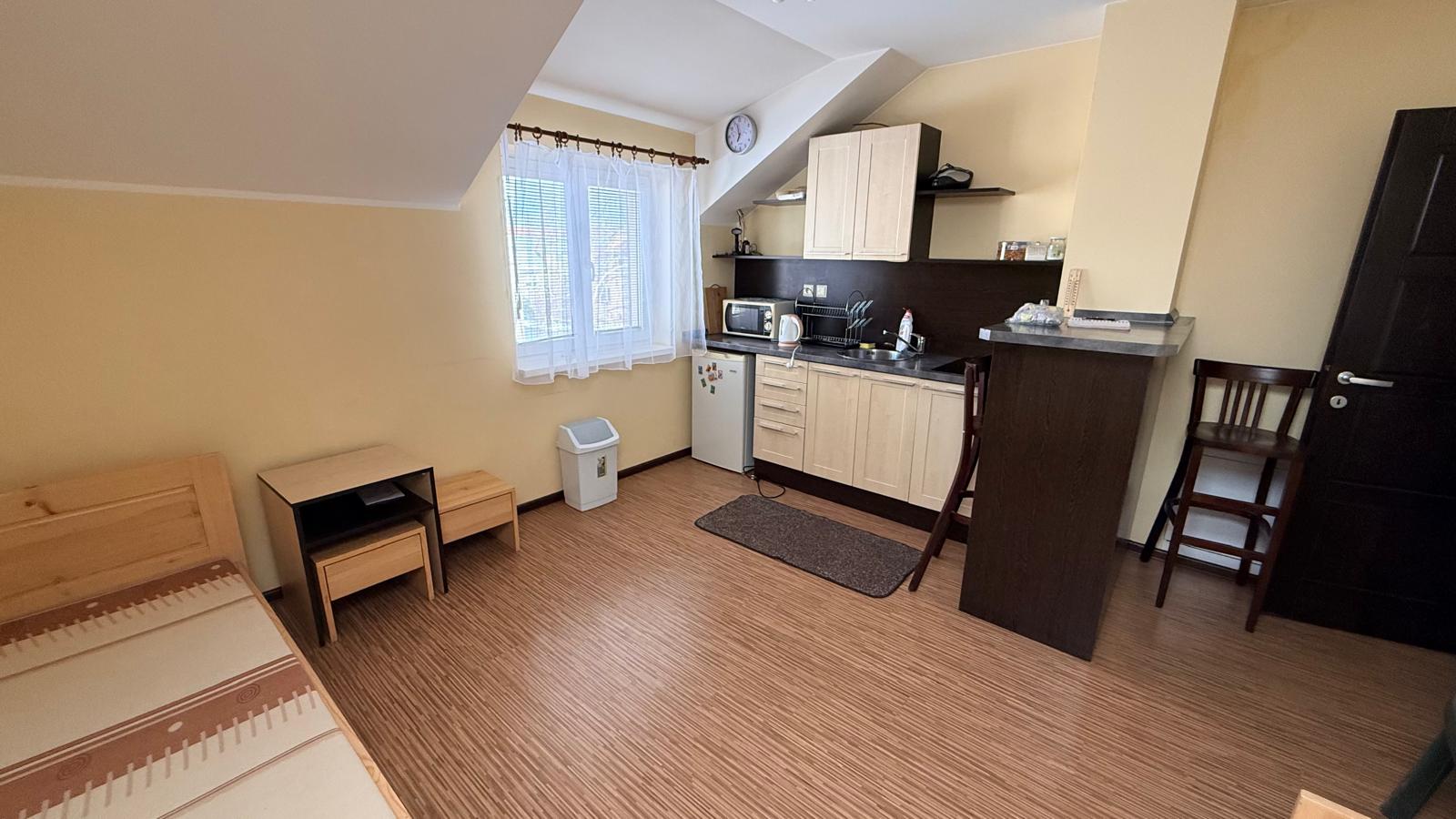 PRENÁJOM ZARIADENÉHO 1- IZBOVÉHO ŠTÚDIA S KRÁSNYM ZÁHRADKOU – TURČIANSKE TEPLICE, 25 M²