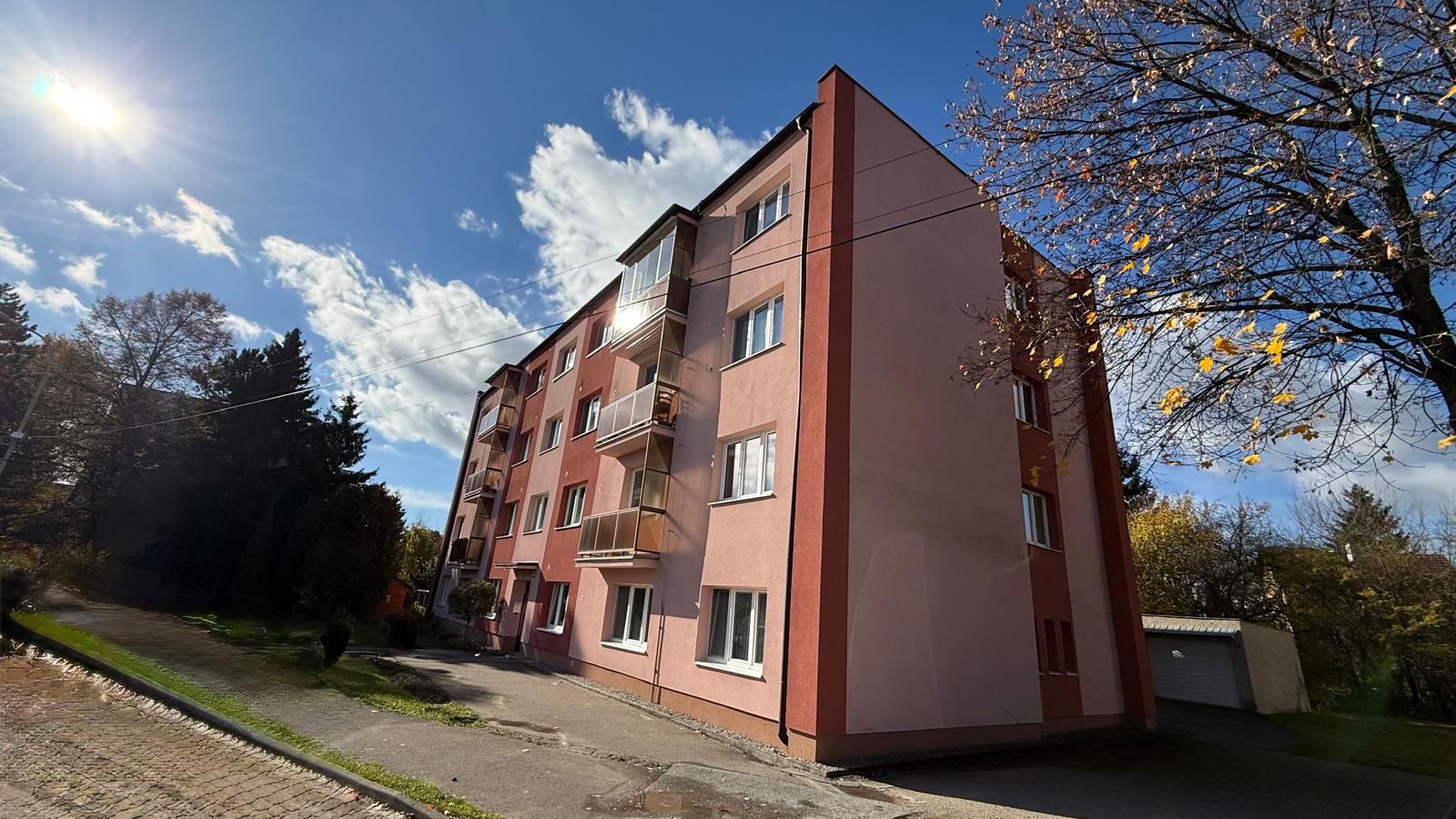 PREDANÉ  Na predaj 3-izbový byt s murovanou garážou – Turčianske Teplice, Kuzmányho ulica